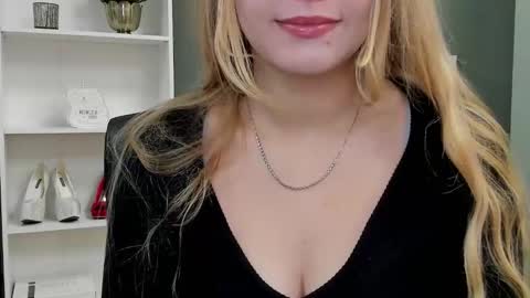 Snapshot of playgirl_valeria chatting on 09-15-25, 08:53 Valeria online show from 09-15-25, 08:53