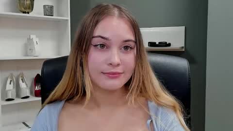 Snapshot of playgirl_valeria chatting on 09-28-25, 06:46 Valeria online show from 09-28-25, 06:46