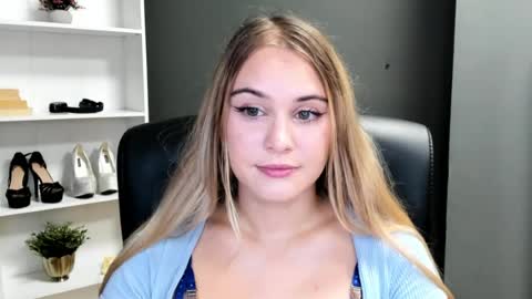 Snapshot of playgirl_valeria chatting on 07-25-26, 06:33 Valeria online show from 07-25-26, 06:33