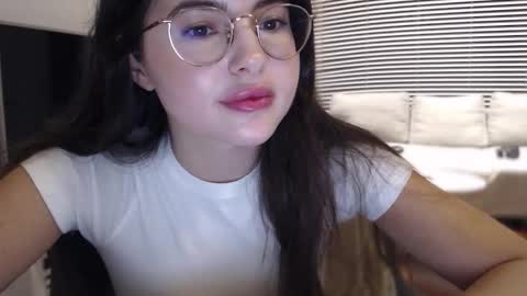 Snapshot of playnofuckinggames chatting on 09-10-25, 09:15 Mary online show from 09-10-25, 09:15