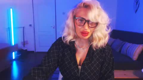 Snapshot of pleasureofgoods chatting on 12-20-24, 11:26 Victoria online show from 12-20-24, 11:26