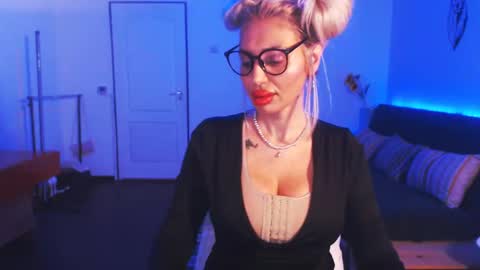 Snapshot of pleasureofgoods chatting on 12-21-24, 09:47 Victoria online show from 12-21-24, 09:47