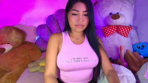 Snapshot of pocahontas_cute chatting on 05-11-26, 11:27 Nicole online show from 05-11-26, 11:27