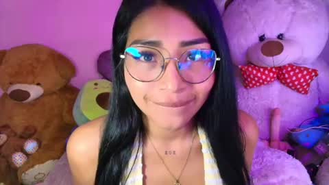 Snapshot of pocahontas_cute chatting on 06-10-26, 11:24 Nicole online show from 06-10-26, 11:24