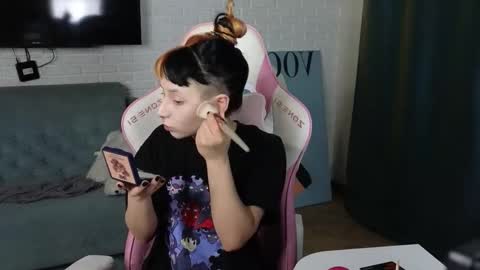 Snapshot of polidevis chatting on 11-23-25, 01:33 Candytrain online show from 11-23-25, 01:33