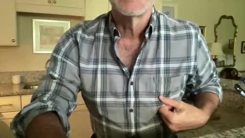 Snapshot of post01card chatting on 10-13-25, 08:31 Post online show from 10-13-25, 08:31