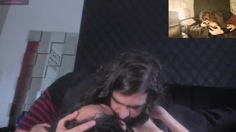 Snapshot of powercouplemix chatting on 02-22-25, 03:36 Ravena Rozz online show from 02-22-25, 03:36