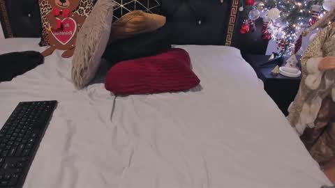 Snapshot of preciousailly chatting on 12-20-25, 05:58 Ailyn online show from 12-20-25, 05:58