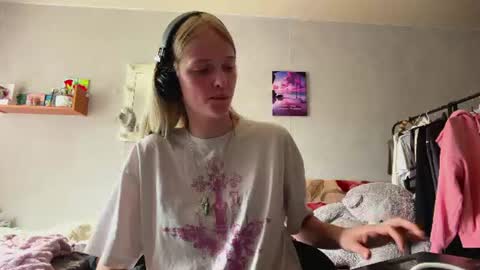 Snapshot of preciousbernmen chatting on 07-09-26, 08:29 Lisa online show from 07-09-26, 08:29