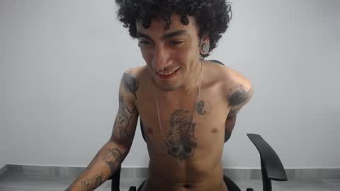 Snapshot of present_the_magic chatting on 01-13-25, 06:27 Plux online show from 01-13-25, 06:27