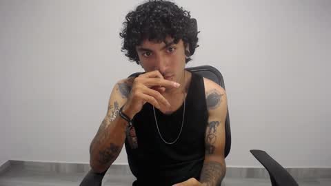 Snapshot of present_the_magic chatting on 01-15-25, 04:57 Plux online show from 01-15-25, 04:57