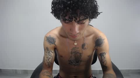 Snapshot of present_the_magic chatting on 01-20-25, 06:31 Plux online show from 01-20-25, 06:31