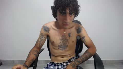 Snapshot of present_the_magic chatting on 01-31-25, 02:04 Plux online show from 01-31-25, 02:04