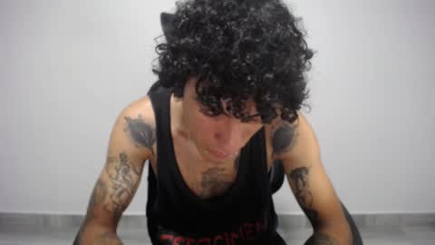 Snapshot of present_the_magic chatting on 01-31-25, 05:09 Plux online show from 01-31-25, 05:09