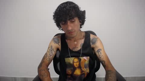 Snapshot of present_the_magic chatting on 02-06-25, 08:02 Plux online show from 02-06-25, 08:02