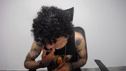 Snapshot of present_the_magic chatting on 02-10-25, 01:57 Plux online show from 02-10-25, 01:57
