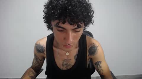 Snapshot of present_the_magic chatting on 02-11-25, 05:37 Plux online show from 02-11-25, 05:37