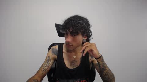 Snapshot of present_the_magic chatting on 02-11-25, 09:03 Plux online show from 02-11-25, 09:03