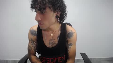 Snapshot of present_the_magic chatting on 02-14-25, 01:34 Plux online show from 02-14-25, 01:34