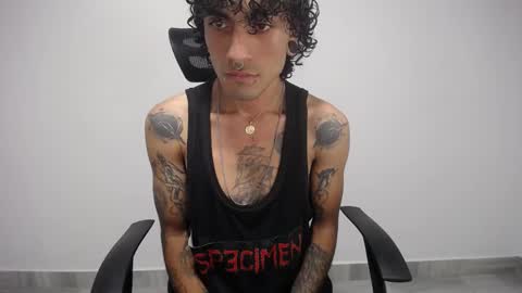 Snapshot of present_the_magic chatting on 02-16-25, 03:47 Plux online show from 02-16-25, 03:47