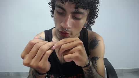 Snapshot of present_the_magic chatting on 02-16-25, 06:54 Plux online show from 02-16-25, 06:54