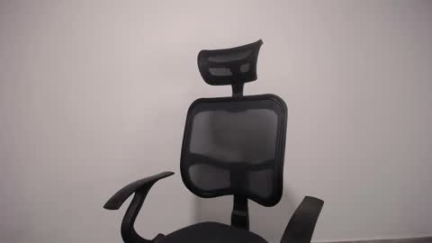 Snapshot of present_the_magic chatting on 02-19-25, 02:01 Plux online show from 02-19-25, 02:01