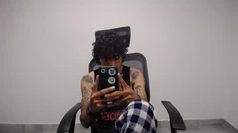 Snapshot of present_the_magic chatting on 02-21-25, 03:01 Plux online show from 02-21-25, 03:01