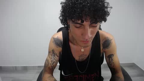 Snapshot of present_the_magic chatting on 02-21-25, 06:07 Plux online show from 02-21-25, 06:07