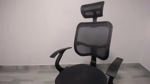 Snapshot of present_the_magic chatting on 02-23-25, 05:34 Plux online show from 02-23-25, 05:34
