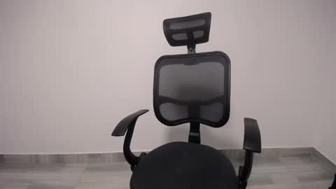 Snapshot of present_the_magic chatting on 02-27-25, 11:37 Plux online show from 02-27-25, 11:37