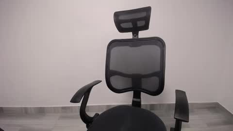 Snapshot of present_the_magic chatting on 03-04-25, 04:17 Plux online show from 03-04-25, 04:17