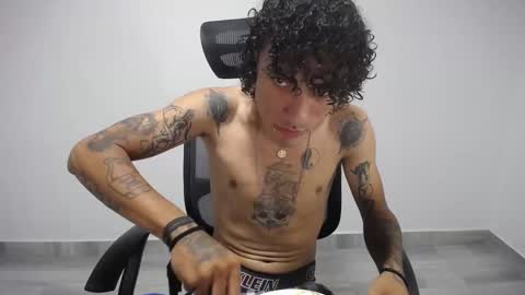Snapshot of present_the_magic chatting on 03-05-25, 03:08 Plux online show from 03-05-25, 03:08