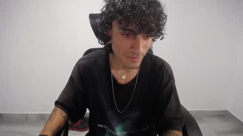 Snapshot of present_the_magic chatting on 03-07-25, 03:29 Plux online show from 03-07-25, 03:29