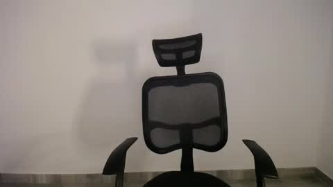 Snapshot of present_the_magic chatting on 03-10-25, 05:33 Plux online show from 03-10-25, 05:33