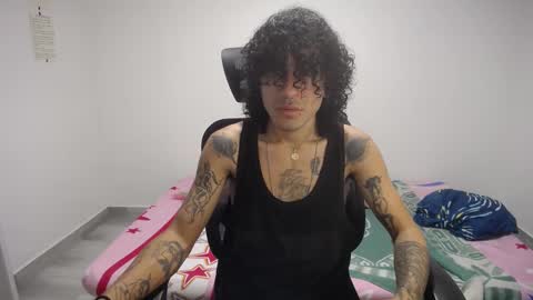 Snapshot of present_the_magic chatting on 09-17-25, 07:04 Plux online show from 09-17-25, 07:04
