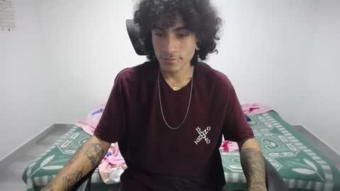 Snapshot of present_the_magic chatting on 10-08-25, 09:40 Plux online show from 10-08-25, 09:40
