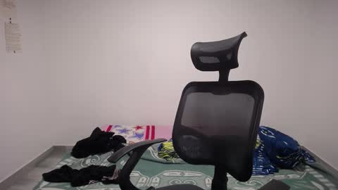 Snapshot of present_the_magic chatting on 10-17-25, 12:19 Plux online show from 10-17-25, 12:19