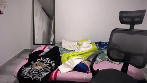 Plux online show from 11-02-25, 03:42