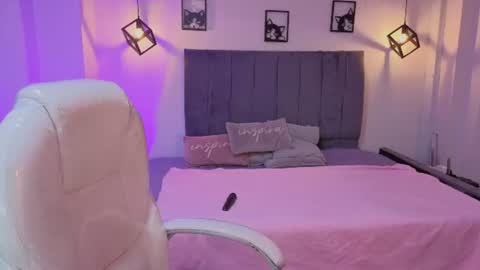 Snapshot of pretty_johnson_ chatting on 06-13-26, 04:21 pretty online show from 06-13-26, 04:21