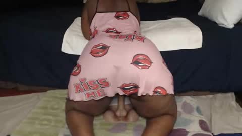 Snapshot of prettyblack25 chatting on 06-11-26, 01:16 Cindy online show from 06-11-26, 01:16