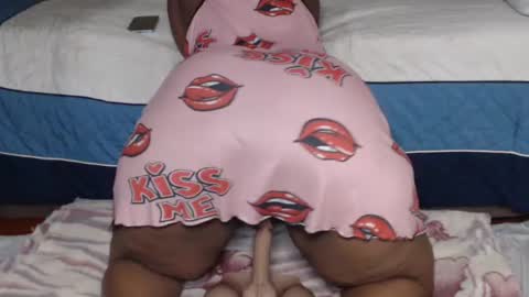 Snapshot of prettyblack25 chatting on 07-19-26, 12:47 Cindy online show from 07-19-26, 12:47
