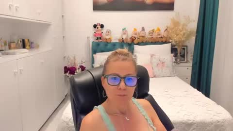 Snapshot of prettyblackeyes chatting on 06-23-26, 06:33 wilma online show from 06-23-26, 06:33