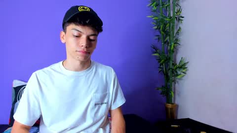 Snapshot of prettybunnies08 chatting on 01-15-25, 04:15 Enzo Denis online show from 01-15-25, 04:15