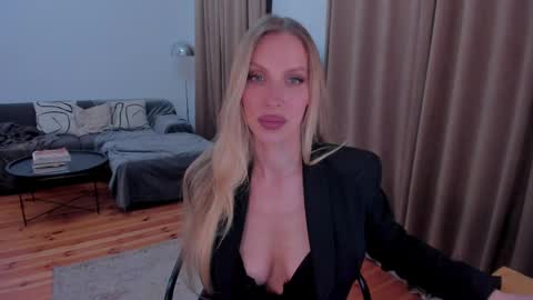 Snapshot of prettyk1ller chatting on 05-15-26, 11:45 Eva online show from 05-15-26, 11:45