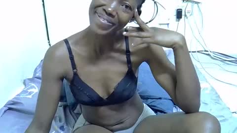 Snapshot of prettyqueen24 chatting on 11-15-25, 02:42 Pretty Queen online show from 11-15-25, 02:42