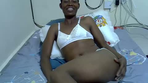 Snapshot of prettyqueen24 chatting on 11-17-25, 04:24 Pretty Queen online show from 11-17-25, 04:24