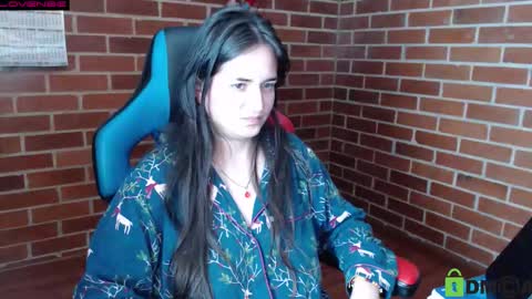 Snapshot of princesa_leia_zathur chatting on 09-26-25, 01:20 Leia online show from 09-26-25, 01:20