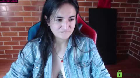 Snapshot of princesa_leia_zathur chatting on 10-16-25, 02:29 Leia online show from 10-16-25, 02:29