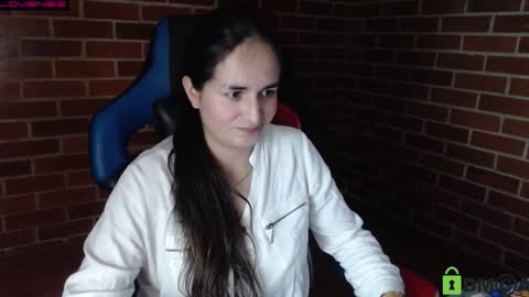 Snapshot of princesa_leia_zathur chatting on 10-17-25, 10:12 Leia online show from 10-17-25, 10:12