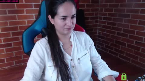 Snapshot of princesa_leia_zathur chatting on 10-18-25, 01:23 Leia online show from 10-18-25, 01:23